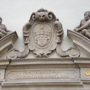 Reliéf nad vchodem