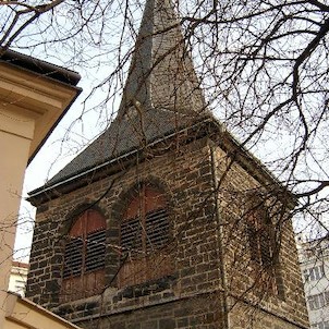 pozdně gotická zvonice, Jako součást kostela stojí na pozemku bývalého hřbitova, zřízeného v době morové epidemie v roce 1380, pozdně gotická zvonice, postavená na počátku 17. století.