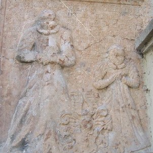 Desky s reliéfy ve zdi kostela 1