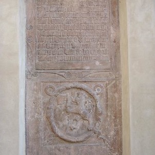 Desky s reliéfy ve zdi kostela 2
