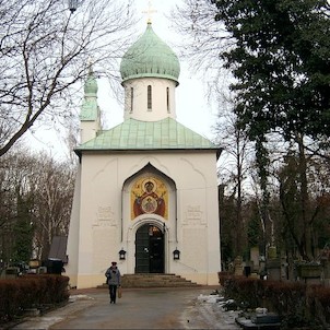 Kostel Zesnutí Sv.Bohorodice, Ruská pravoslavná cerkev vybudovaná ve staroruském slohu roku 1928 podle návrhu architekta Vladimíra Brandta. Vzorem byl novgorodský chrám Spasa Něredicy. Nad portálem monumentální mozaika Bohorodice. Stavba vrcholí měděnou k