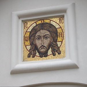 Mozaika na severní straně kostela