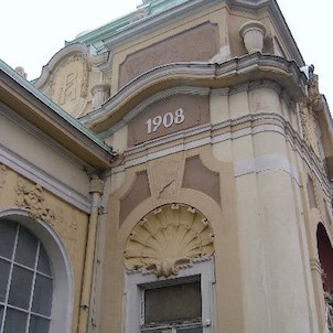 Detail zdobené budovy