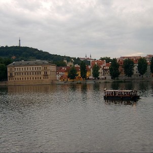 Palác a řeka