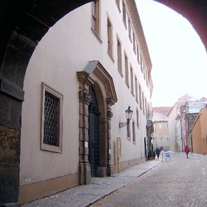 Od brány k areálu Pražského Hradu