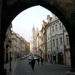 Průhled z brány do Mostecké ulice