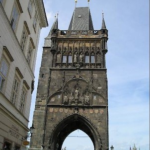 Mostecká věž na pravém břehu Vltavy