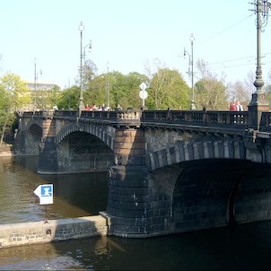 Most Legií, Slavnostní otevření mostu se konalo r. 1901 za přítomnosti císaře Františka Josefa I., neboť most dostal jeho jméno. V roce 1918 byl přejmenován na most Legií, za okupace na most Smetanův, po okupaci na most 1. Máje a v r. 1990 opět na most Le