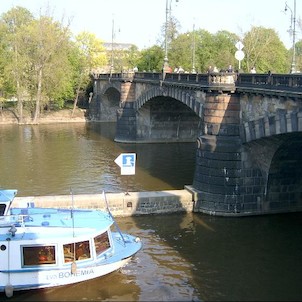 Loď u mostu Legií