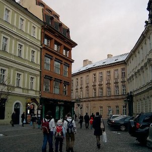 Jedinečná kubistická budova, Jedinečná kubistická budova byla postavena architektem Josefem Gočárem v letech 1911 až 1912 v místě zbořeného starého domu rytířů Granovských zvaného U černé Matky Boží. Budova je čtyřpodlažní se dvěma mansardovými ustupující