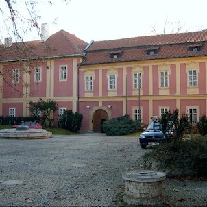 Muzeum policie, Expozice muzea koresponduje se čtyřmi částmi křížové chodby, v níž je umístěna. Její první část je věnována historii četnictva a policie Československé republiky v letech 1918 - 1938. Historie policie a četnictva v době Protektorátu Čechy