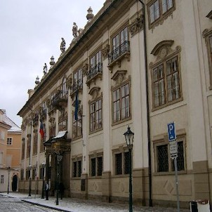 Průčelí Nostického paláce