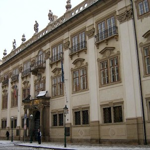 Nostický palác, Dvoupatrový palác čtyřkřídlé uzavřené dispozice svírá dvůr, rozdělený spojovacím křídlem na dvě části. Hlavní průčelní fasádu do Maltézského náměstí člení pilastry vysokého řádu, pozdně barokní portál s bočními sloupy podpírá balkon v 1. p