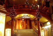 Vchod do kina Lucerna, V příčné dvoutraktové budově, v nádvorním areálu, byl zřízen sál, který měl sloužit jako komorní scéna Národního divadla, ale později byl přestavěn na biograf s 820 místy. Slouží po úpravách dodnes.