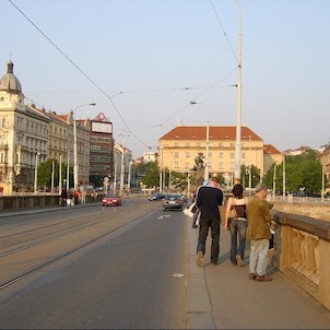 Pohled z mostu k Palackého náměstí