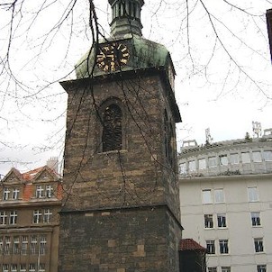Petrská věž, Věžní hodiny mají dva cimbály, z nichž větší je ozdoben znakem a letopočtem 1717.