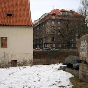 Památník podskalských plavců vorařů u celnice