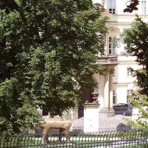 Zlatý trabant v zahradě Lobkovického paláce