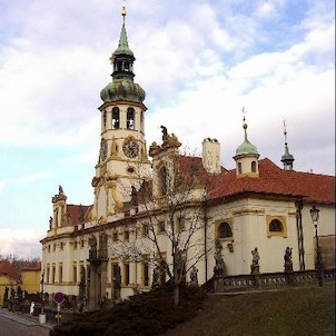 Loreta, Název Loreta pochází od italského poutního místa, kde se nachází Santa Casa, neboli Svatá chýše - původně domek, který obývala Panna Marie v Nazaretu v Palestině, kde jí údajně archanděl Gabriel zvěstoval, že se stane Matkou Boží.