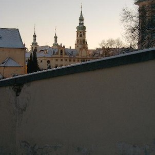 Za zdí