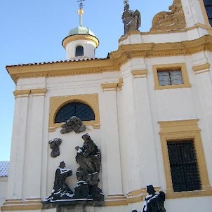Sochy v průčelí