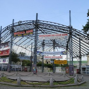 Vstup do areálu Výstaviště s Průmyslovým palácem v pozadí