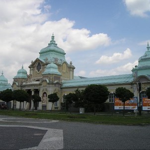 Budovy v těsné blízkosti Průmyslového paláce