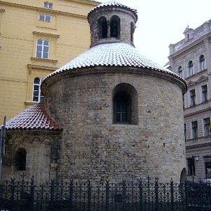 Rotunda nalezení Sv.Kříže, Nevelká jednoduchá stavba se vyznačuje zvlášť dokonalou stavební technikou. Rotunda má okrouhlou loď a půlkruhovou apsidu na východní straně, zdobenou obloučkovým vlysem. Loď je sklenuta kopulí, na vrchu lucerna se sdruženými ok