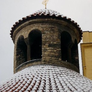 Lucerna, Lucerna (věž) je zakončena pozlaceným křížem s půlměsícem a osmicípou hvězdou.