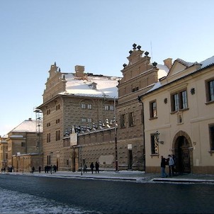 Hradčanské nám. 2, Původně se na místě současného paláce, zvaného rovněž Lobkowiczký, nacházelo několik gotických domů, zmiňovaných poprvé v sedmdesátých letech 14. století.