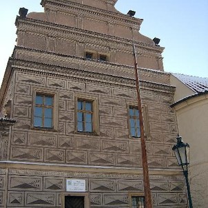 Fasáda paláce, Dominatní prvek fasády všech průčelí představují sgrafita, zaujímající celou plochu omítky, stupňovité střešní štíty s toskánskými pilastry, lunetová římsa, vstupní portál ohradní zdi a její štítová atika (z rekonstrukce ve 2. pol. 19. stol