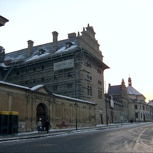 VOJENSKÉ HISTORICKÉ MUZEUM, Na počátku 20. st. zbyla ve Schwarzenberském paláci již jen vojenská konírna, od r. 1908 Schwarzenberkové palác bezplatně pronajali Národnímu technickému muzeu, které zde vystavovalo své sbírky. Za květnového povstání byl palác