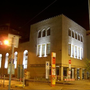 Noční pohled na synagogu