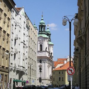 Kostel sv. Mikuláše, pohled z Platnéřské ulice