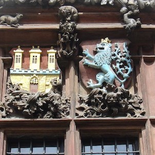 Staroměstské náměstí, Staroměstská radnice - gotický okno Wolfínova domu - detail