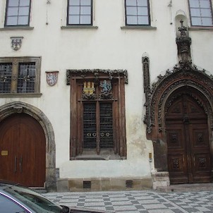 Staroměstské náměstí, Staroměstská radnice - dúm Wolfína z Kamene s gotickým portálem a gotickým oknem
