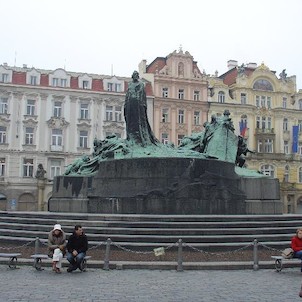 Staroměstské náměstí, Mistr Jan Hus - Staroměstské náměstí, autor Ladislav Šaloun, architektonická spolupráce Antonín Pfeiffer, kovolijecké práce provedla brandýská firma Srpek. Myšlenku na vybudování pomníku navrhl Vojta Náprstek, který byl předsedou pří