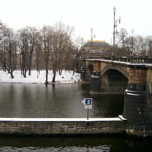 Most Legií a Střelecký ostrov, Na ostrov byli návštěvníci původně dopravováni přívozem, r. 1841 ho nahradil řetězový most Františka Josefa I. podle projektu arch. Bedřicha Schnircha. V roce 1901 byl řetězový most nahrazen dnešním kamenným mostem Legií.