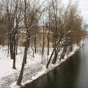 Střelecký ostrov z mostu Legií, Ostrov byl zasažen srpnovu povodní v roce 2002. Jeho značná část byla zdemolována naplavením mnoha tunami písku.Opět zpřístupněn veřejnosti byl 16.5.2003.