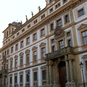 Průčelí paláce