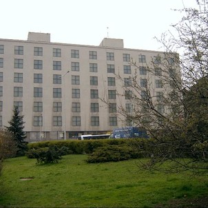 Veletržní palác, Budova byla postavena podle projektu Oldřicha Tyla a Josefa Fuchse v letech 1925-1929. Do roku 1951 se zde konaly vzorkové veletrhy, později palác sloužil jako sídlo několika podniků zahraničního obchodu. V roce 1974 tuto funkcionalistick