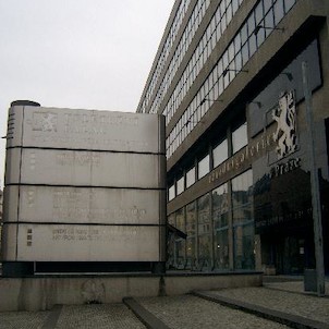 NG - Veletržní palác, Ve středu 14. srpna 1974 prováděla strážná objektu kolem deváté večer pravidelnou pochůzku a při tom ve 4. patře zjistila zápach kouře. Nejprve usoudila, že se jedná o pálící se elektrické vedení a proto hledala elektrikáře, který mě