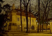 Dům Josefa Dobrovského - Werichova vila, Památník J.Dobrovskému před vilou a vila.