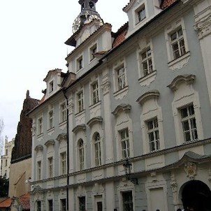 Hlavní průčelí, Hlavní průčelí směřuje do Maiselovy ulice a jeho fasáda pochází ze dvou stavebních období.