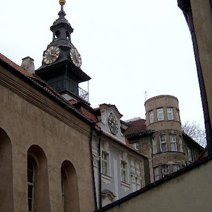 Židovská radnice a Vysoká synagoga, Budova zaujímá podélnou parcelu a, i přes stavební odloučení, tvoří jeden celek s Vysokou synagogou.