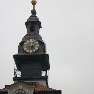 Věž a dvoje hodiny