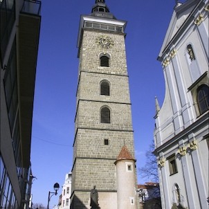Černá věž a průčelí katedrálního kostela sv. Mikuláše