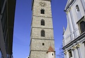 Černá věž a průčelí katedrálního kostela sv. Mikuláše