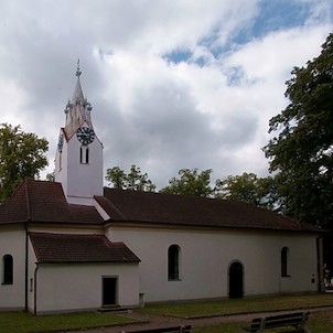 ranně gotický farní kostel Narození Panny Marie postavený roku 1280 s fragmenty fresek z let 1320 – 1350, renesančním zvonem z roku 1595