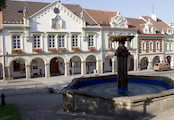 Trhové Sviny - náměstí s kašnou